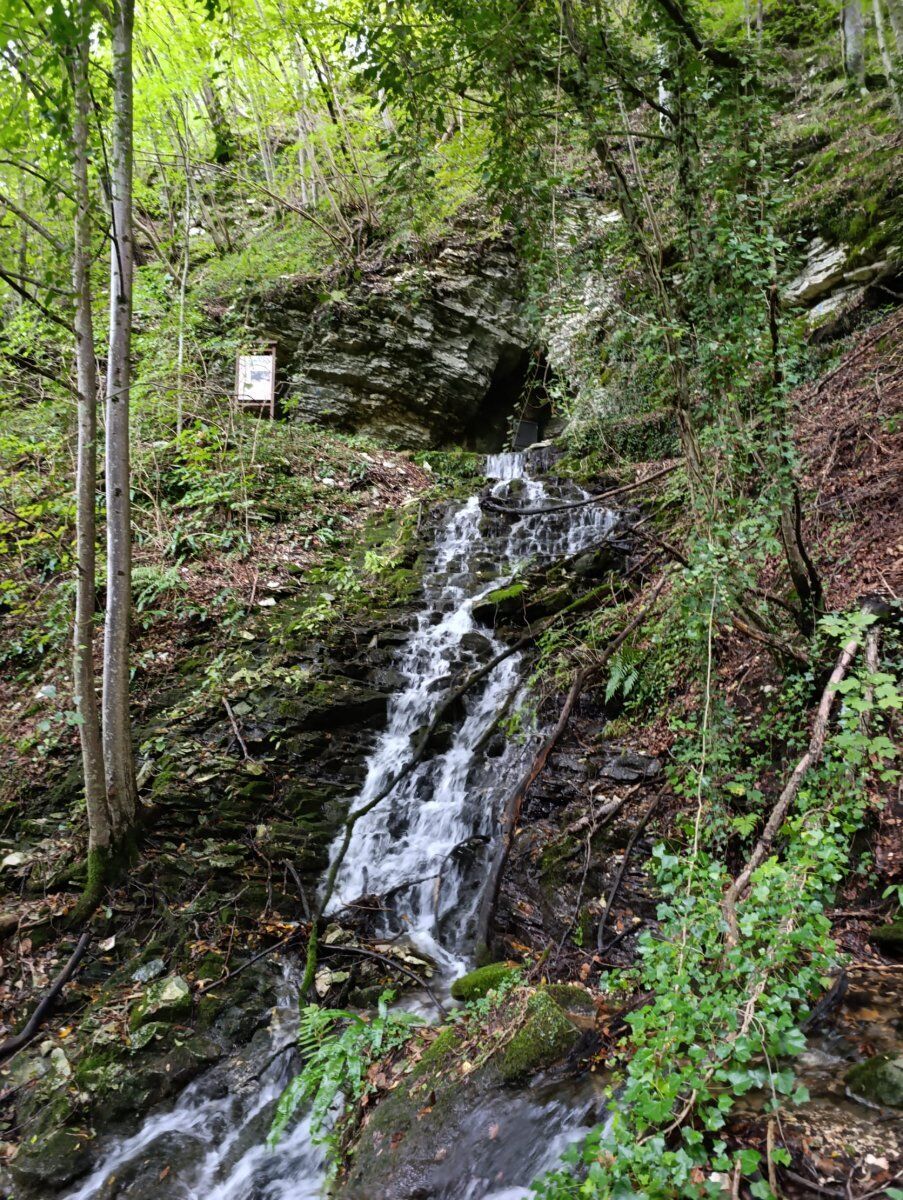 Ai piedi delle Piccole Dolomiti: tra boschi, cascate e panorami Ai piedi delle Piccole Dolomiti: tra boschi, cascate e panorami desktop picture