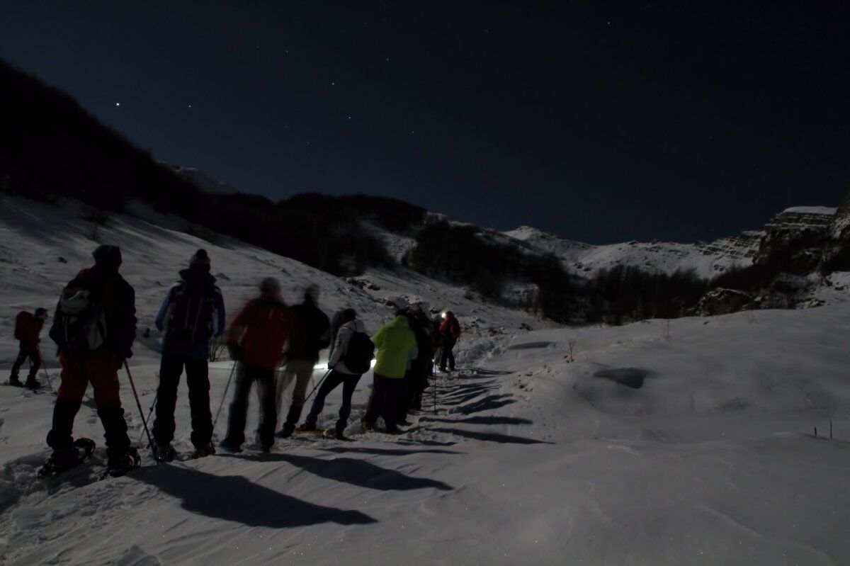 Ciaspolata nottuna al chiaro di luna con cena in rifugio Ciaspolata nottuna al chiaro di luna con cena in rifugio desktop picture