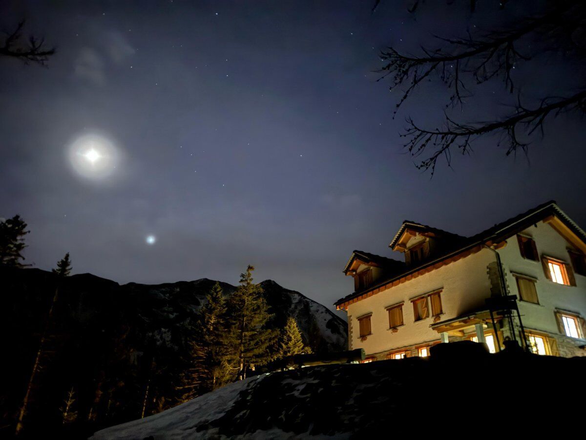 Ciaspolata nottuna al chiaro di luna con cena in rifugio Ciaspolata nottuna al chiaro di luna con cena in rifugio desktop picture