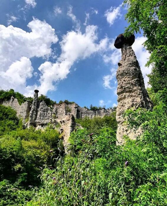 I Dolci Sentieri tra le Maestose Piramidi di Zone I Dolci Sentieri tra le Maestose Piramidi di Zone desktop picture