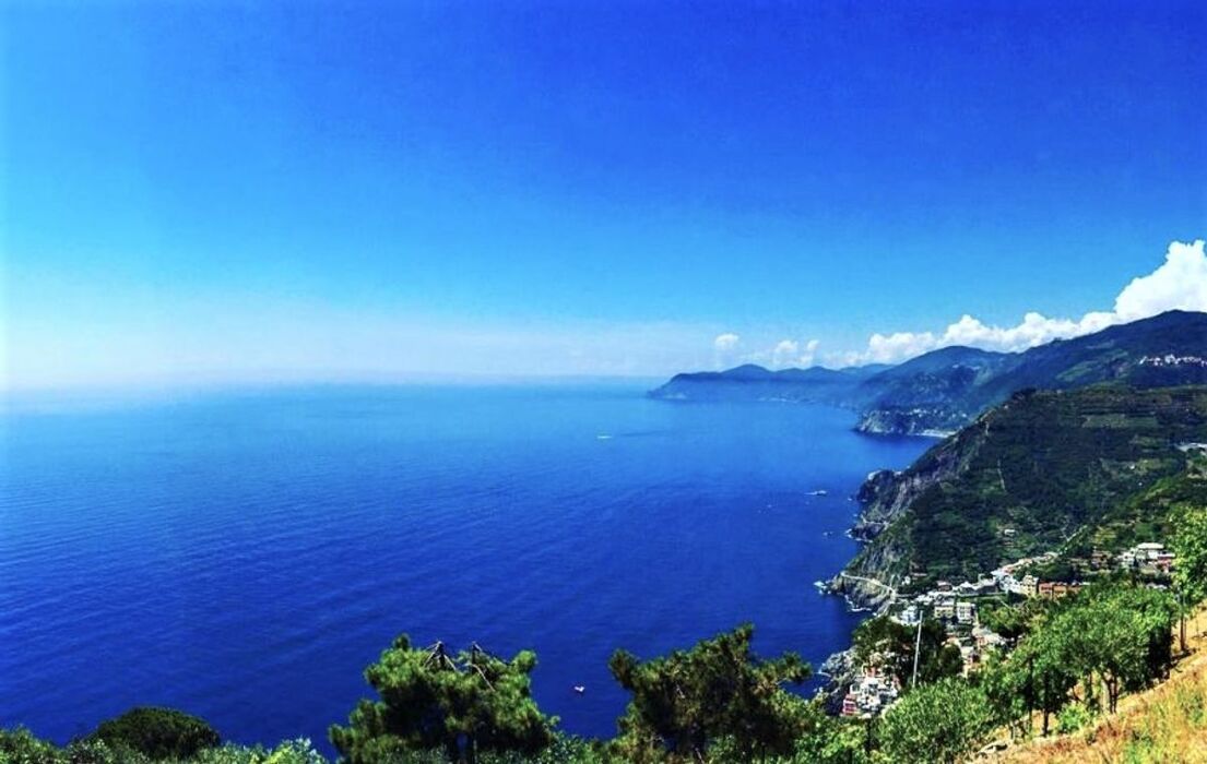 Riomaggiore: Lungo la Via dei Santuari nelle Cinque Terre (SP) Riomaggiore: Lungo la Via dei Santuari nelle Cinque Terre (SP) desktop picture
