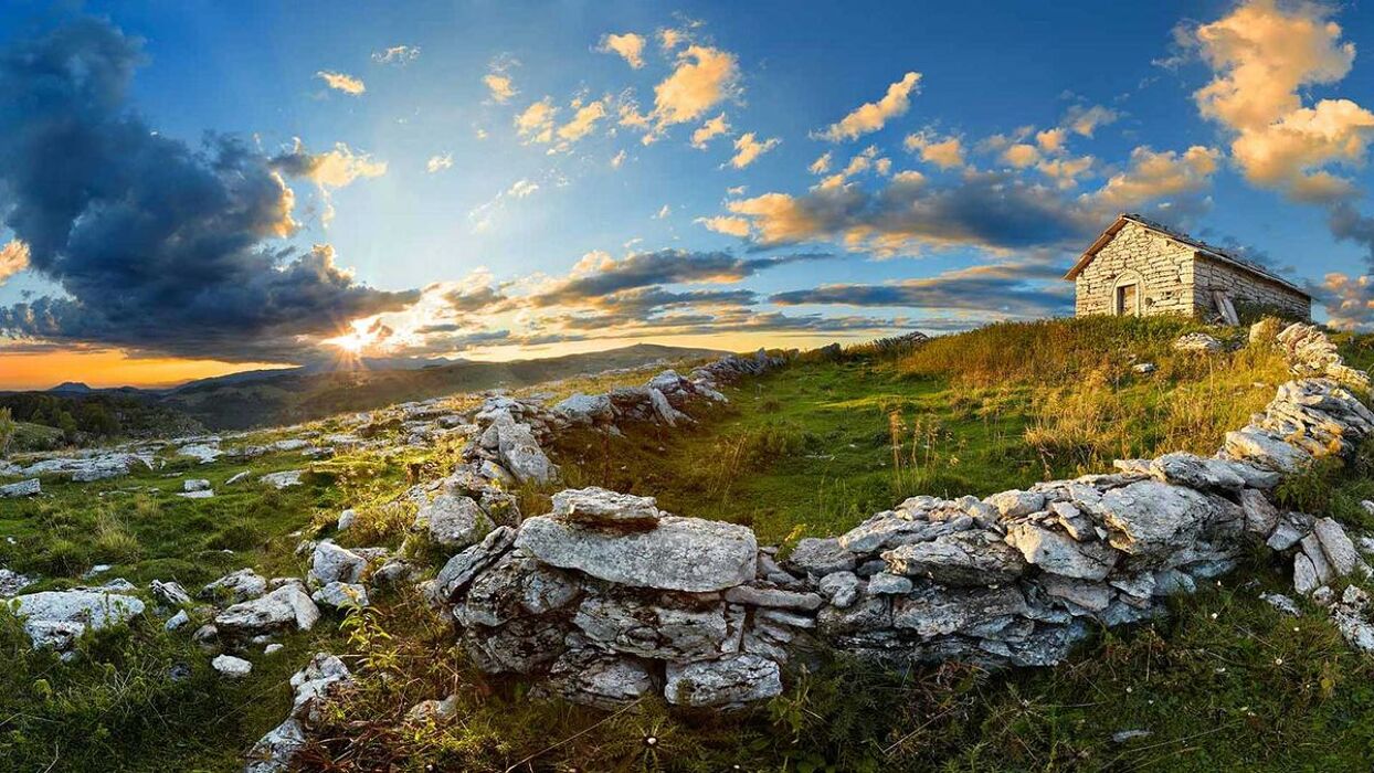 Trekking Panoramico sul Monte Pastello, Lessinia Trekking Panoramico sul Monte Pastello, Lessinia desktop picture