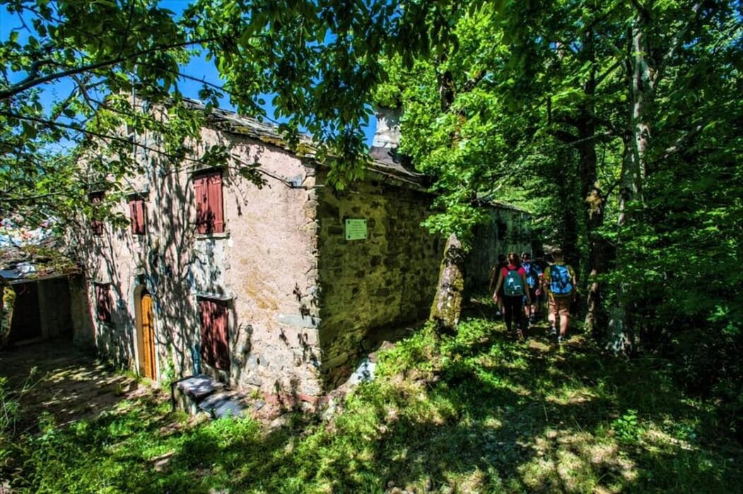 Trekking dalle Cascate della Rovinaccia al Borgo Fantasma di Berceto Trekking dalle Cascate della Rovinaccia al Borgo Fantasma di Berceto desktop picture