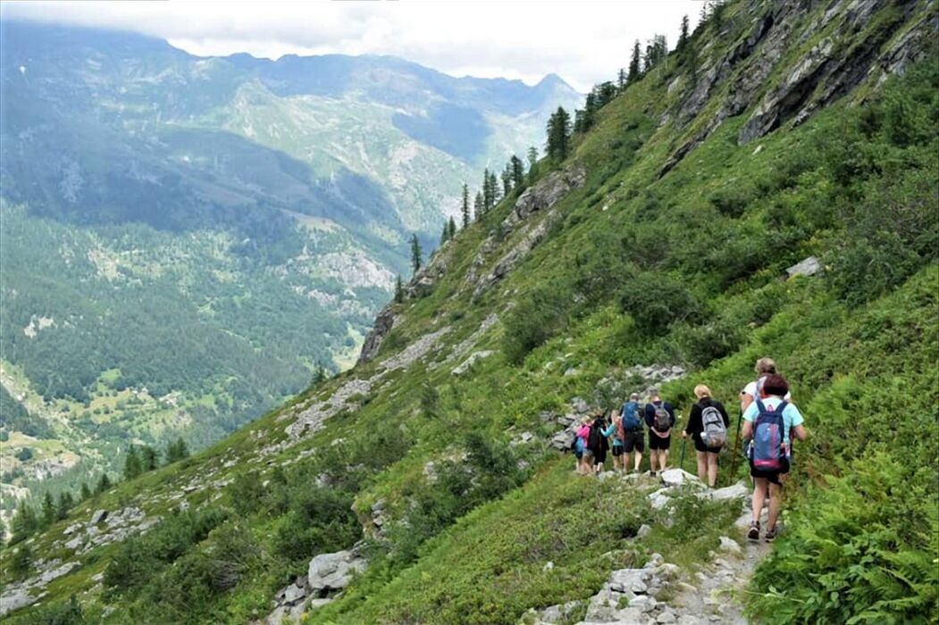Trekking al Lago Afframont: Lo Specchio d’Acqua tra le Rocce Trekking al Lago Afframont: Lo Specchio d’Acqua tra le Rocce desktop picture