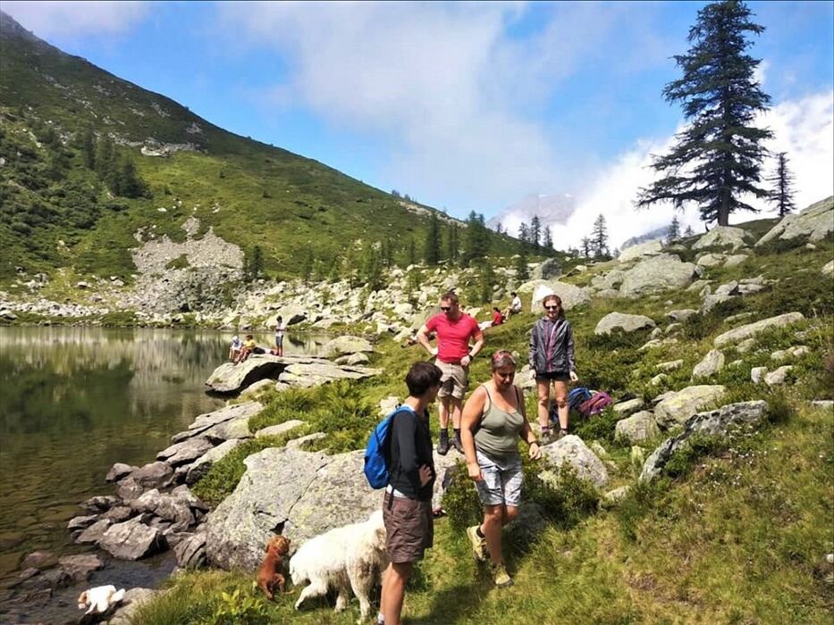 Trekking al Lago Afframont: Lo Specchio d’Acqua tra le Rocce Trekking al Lago Afframont: Lo Specchio d’Acqua tra le Rocce desktop picture
