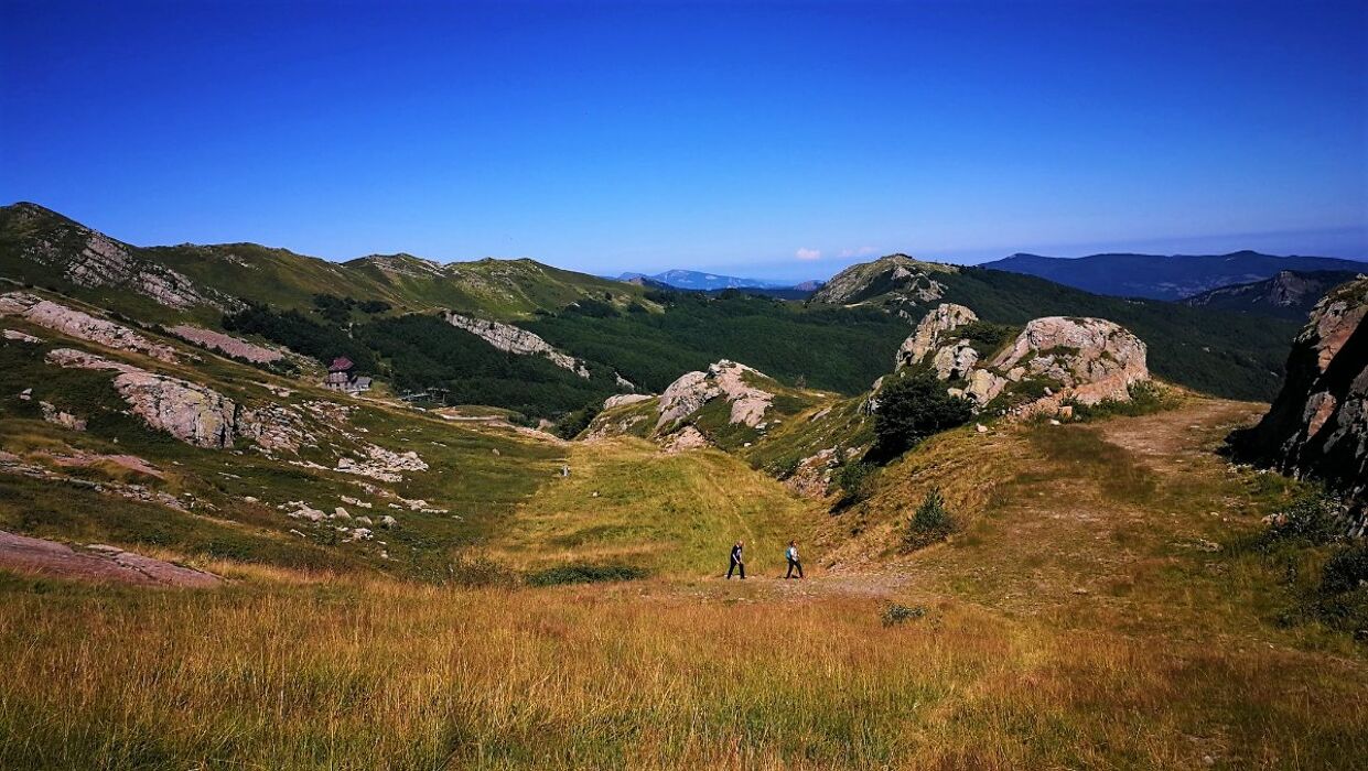 Itinerario tra Natura e Leggende: Dal Lago Nero al Passo di Annibale Itinerario tra Natura e Leggende: Dal Lago Nero al Passo di Annibale desktop picture