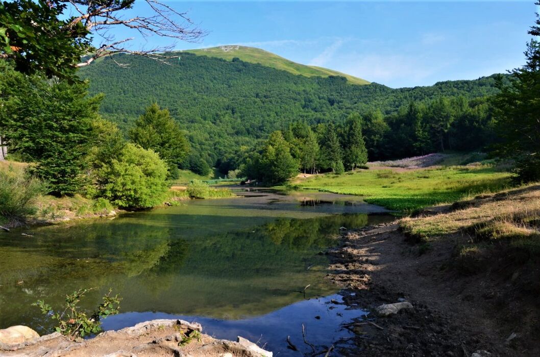 Trekking con Vista dal Lago Calamone al Monte Ventasso Trekking con Vista dal Lago Calamone al Monte Ventasso desktop picture
