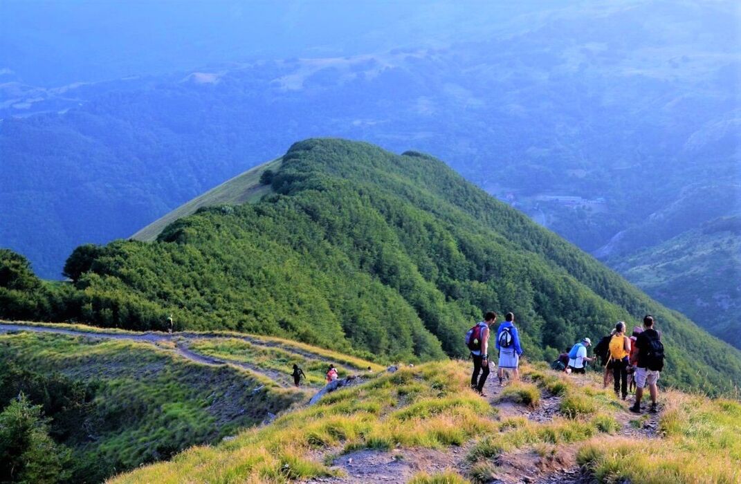 Trekking con Vista dal Lago Calamone al Monte Ventasso Trekking con Vista dal Lago Calamone al Monte Ventasso desktop picture
