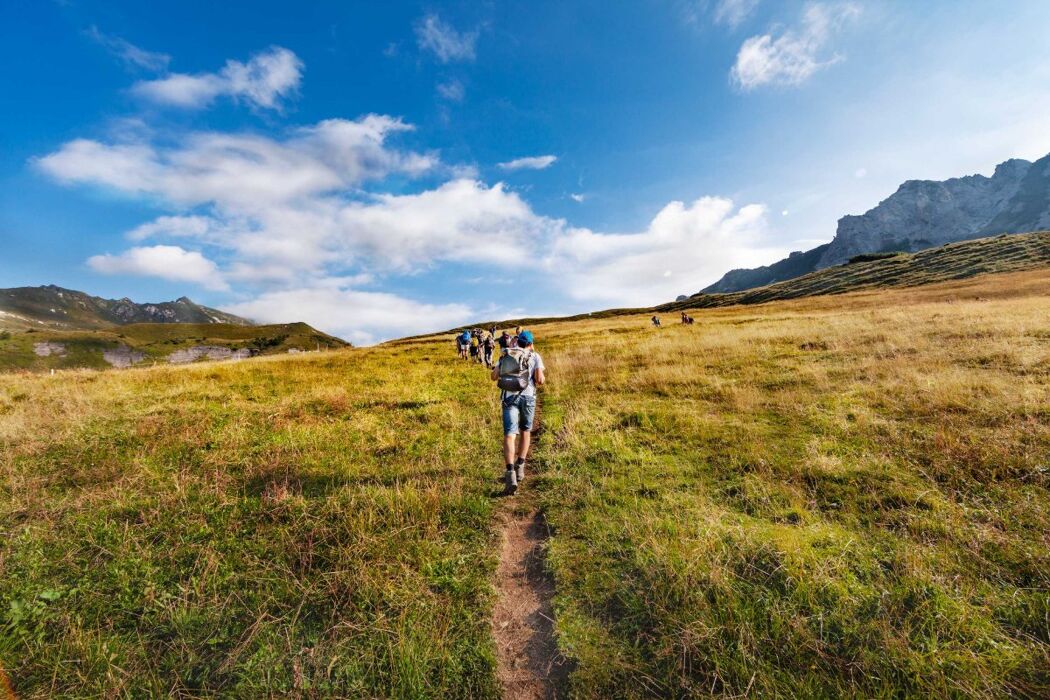 Trekking al Lago della Vacca: il magico specchio dell'Adamello Trekking al Lago della Vacca: il magico specchio dell'Adamello desktop picture