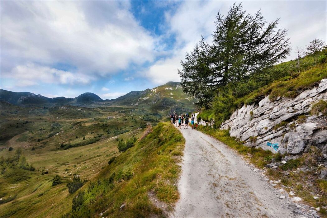 Trekking al Lago della Vacca: il magico specchio dell'Adamello Trekking al Lago della Vacca: il magico specchio dell'Adamello desktop picture