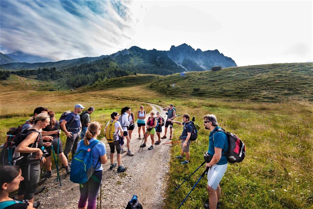 Trekking al Lago della Vacca: il magico specchio dell'Adamello Trekking al Lago della Vacca: il magico specchio dell'Adamello desktop picture