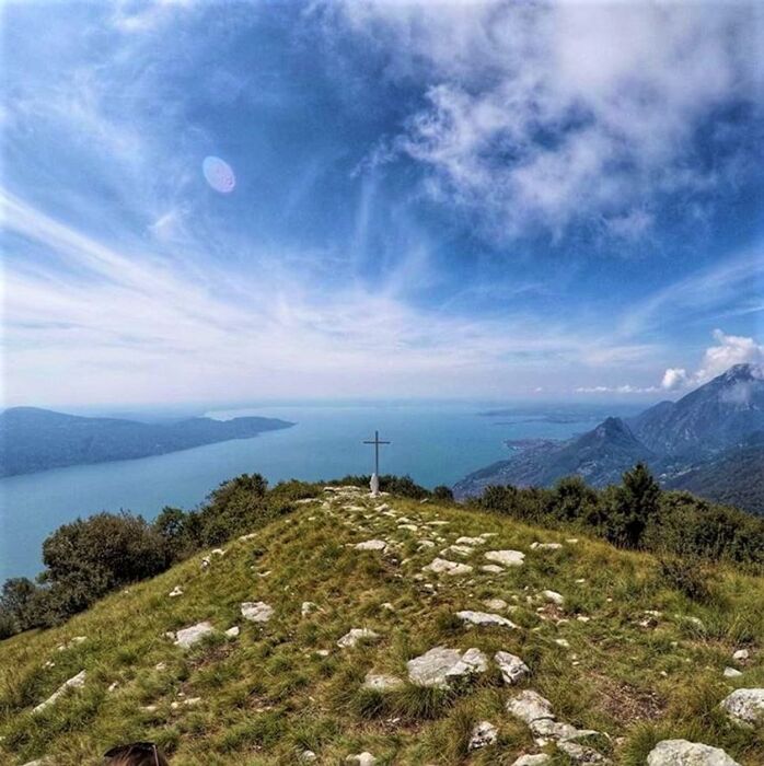 Il Garda dalla Cima del Monte Comèr e l’Eremo di S. Valentino Il Garda dalla Cima del Monte Comèr e l’Eremo di S. Valentino desktop picture