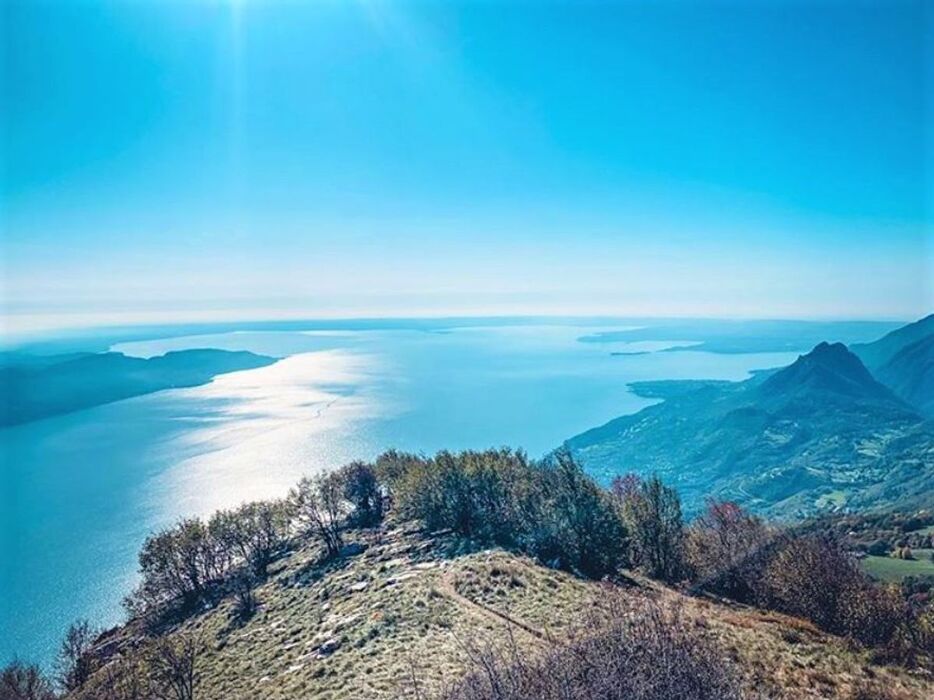 Il Garda dalla Cima del Monte Comèr e l’Eremo di S. Valentino Il Garda dalla Cima del Monte Comèr e l’Eremo di S. Valentino desktop picture