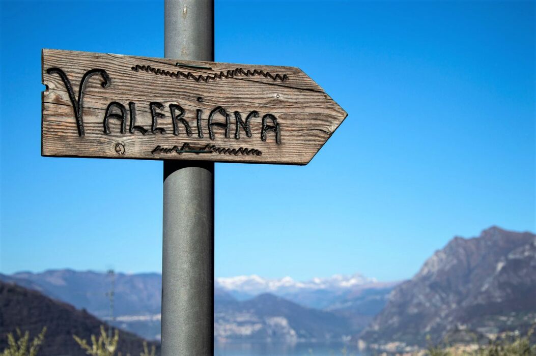 Lungo l'Antica Via Valeriana: Escursione con Vista sul Lago d’Iseo Lungo l'Antica Via Valeriana: Escursione con Vista sul Lago d’Iseo desktop picture