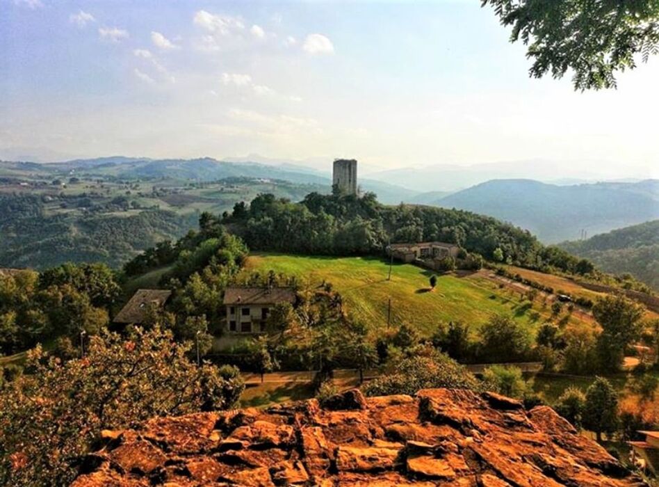 Il Castello di Rossena nelle Terre di Matilde di Canossa Il Castello di Rossena nelle Terre di Matilde di Canossa desktop picture