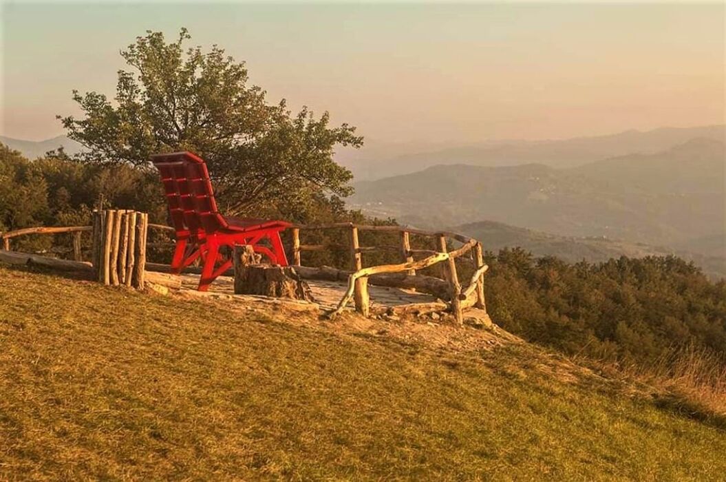Scorci mozzafiato dall’Appennino Reggiano sulla Panchina Gigante Scorci mozzafiato dall’Appennino Reggiano sulla Panchina Gigante desktop picture