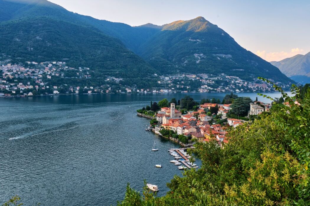 Camminata da Torno a Montepiatto: I Massi Avelli e la Pietra Pendula Camminata da Torno a Montepiatto: I Massi Avelli e la Pietra Pendula desktop picture