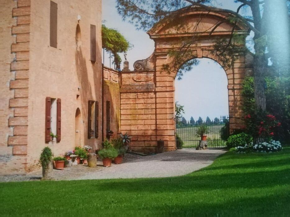 Trekking in Val Quaderna tra le dolci colline di Villa Malvezzi Trekking in Val Quaderna tra le dolci colline di Villa Malvezzi desktop picture