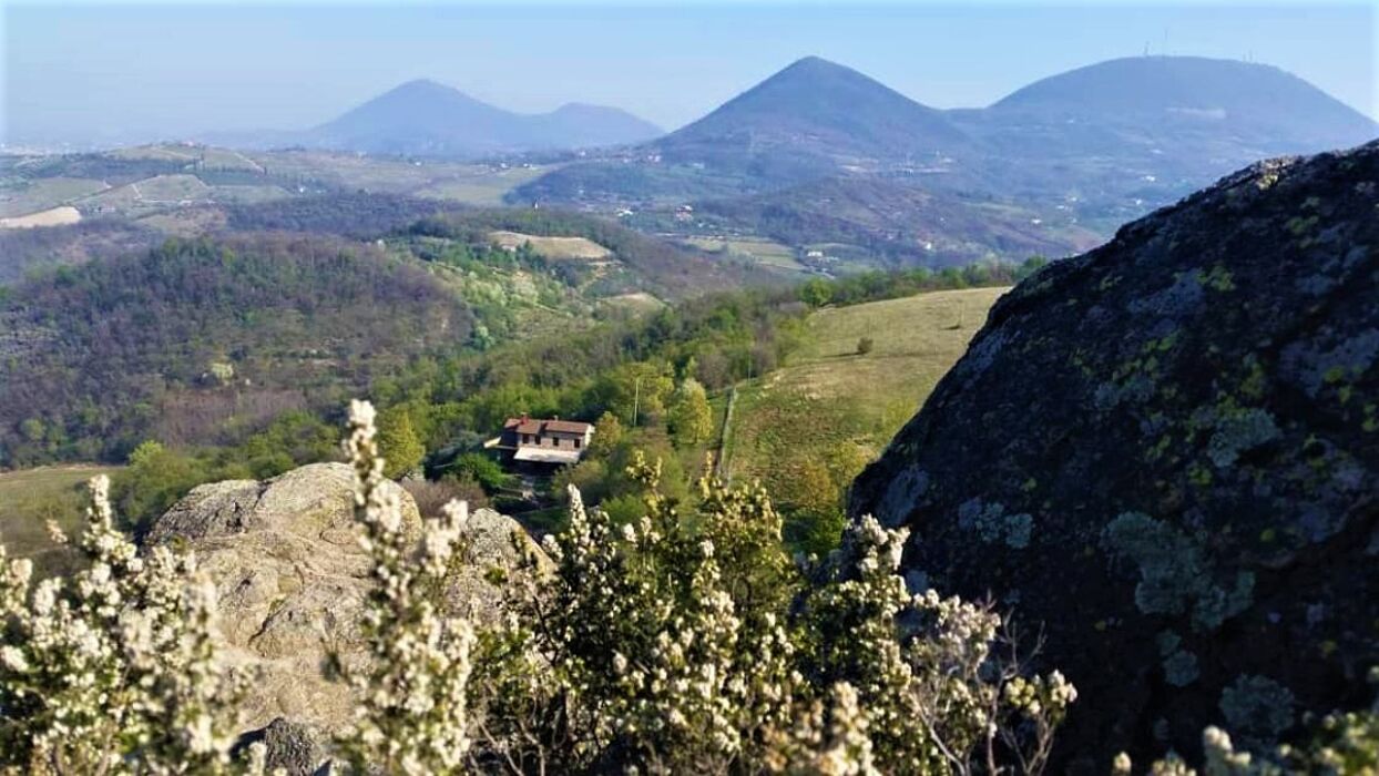 Il Buso dei Briganti, scorci unici e leggende misteriose dal Monte Cinto Il Buso dei Briganti, scorci unici e leggende misteriose dal Monte Cinto desktop picture