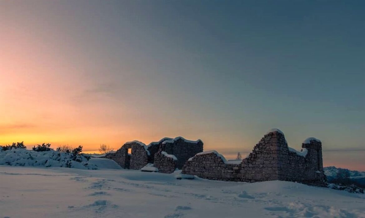 Ciaspolata sul Monte Zugna, la magia del tramonto sulle tracce dei lupi Ciaspolata sul Monte Zugna, la magia del tramonto sulle tracce dei lupi desktop picture