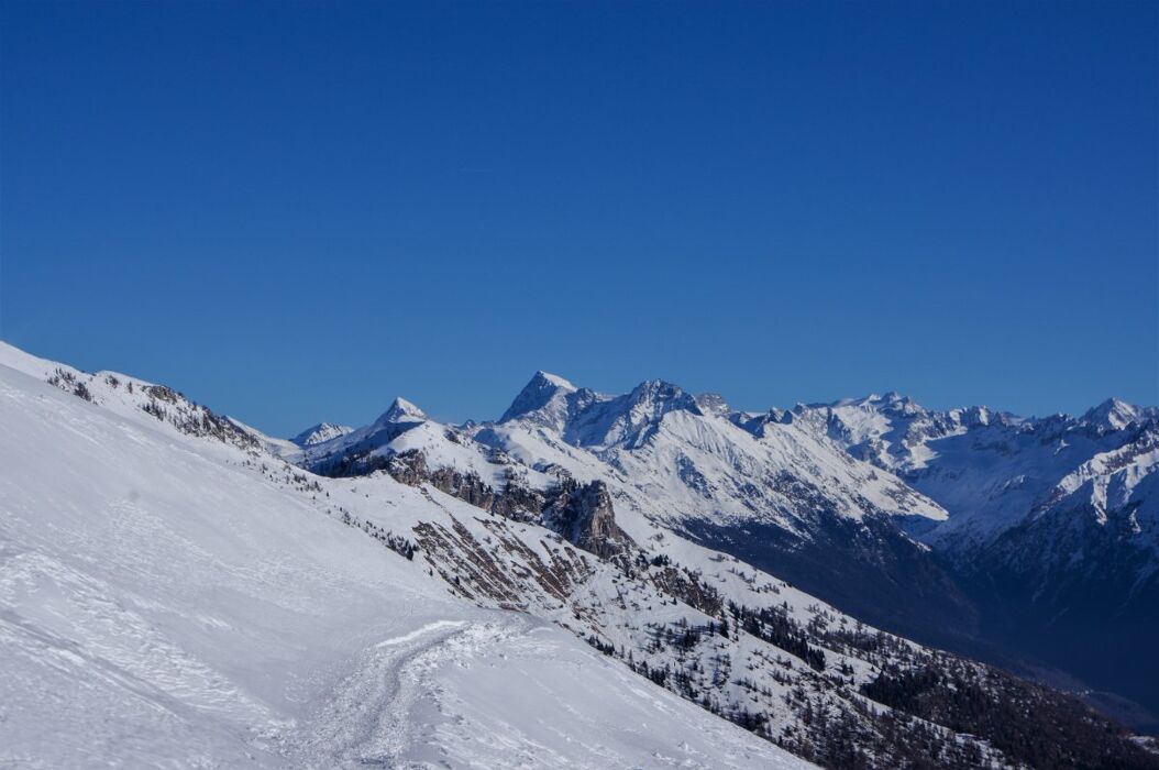 La Conca dei Campelli con Vista sulle Orobie Bergamasche La Conca dei Campelli con Vista sulle Orobie Bergamasche desktop picture