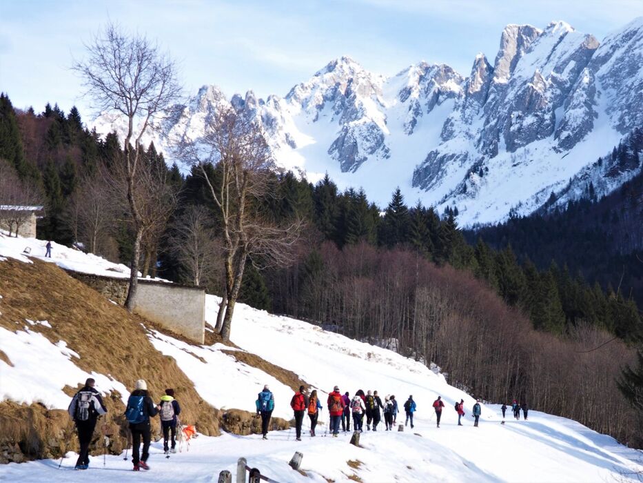 La Conca dei Campelli con Vista sulle Orobie Bergamasche La Conca dei Campelli con Vista sulle Orobie Bergamasche desktop picture
