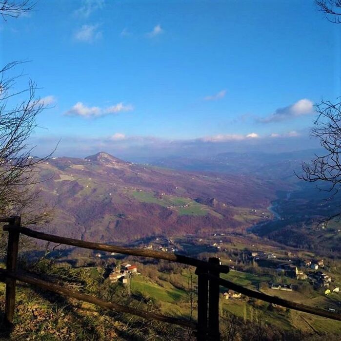 Nelle Terre del Frignano, il Castello di Montecuccolo e gli scenari dell’Appennino Emiliano Nelle Terre del Frignano, il Castello di Montecuccolo e gli scenari dell’Appennino Emiliano desktop picture