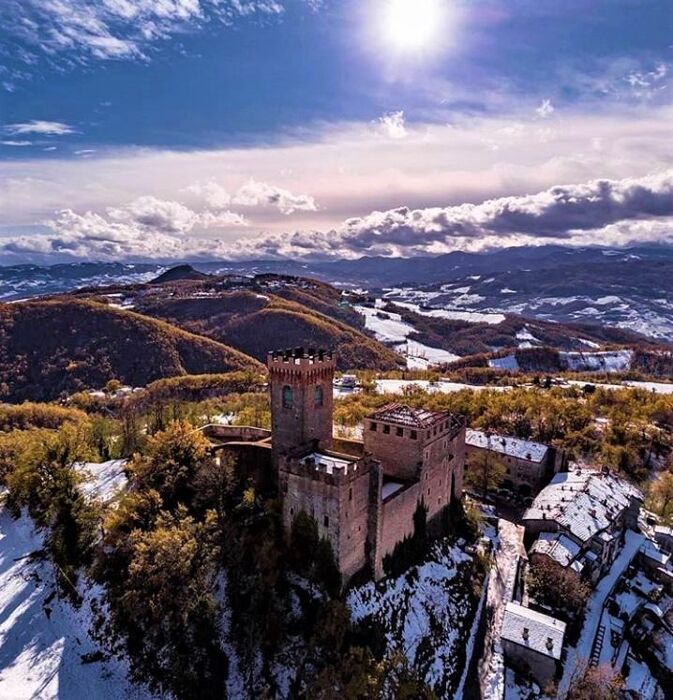 Nelle Terre del Frignano, il Castello di Montecuccolo e gli scenari dell’Appennino Emiliano Nelle Terre del Frignano, il Castello di Montecuccolo e gli scenari dell’Appennino Emiliano desktop picture