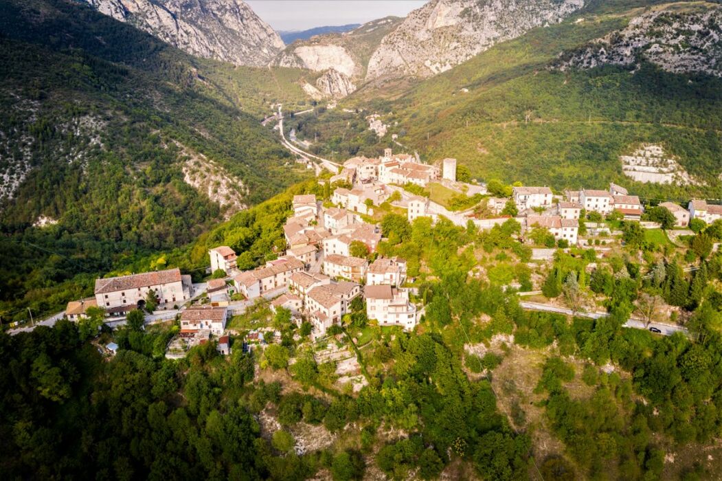 Il Sentiero dell’Aquila, Paesaggi Incantevoli tra i Fiumi Esino e Sentino Il Sentiero dell’Aquila, Paesaggi Incantevoli tra i Fiumi Esino e Sentino desktop picture