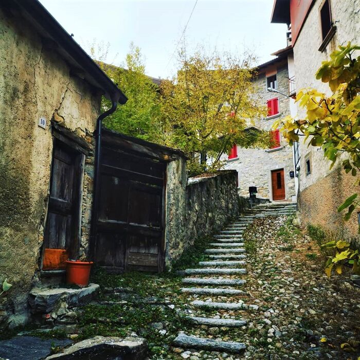 L’Anello di Pigra: Tra Lago, Montagne e Panorami Mozzafiato L’Anello di Pigra: Tra Lago, Montagne e Panorami Mozzafiato desktop picture