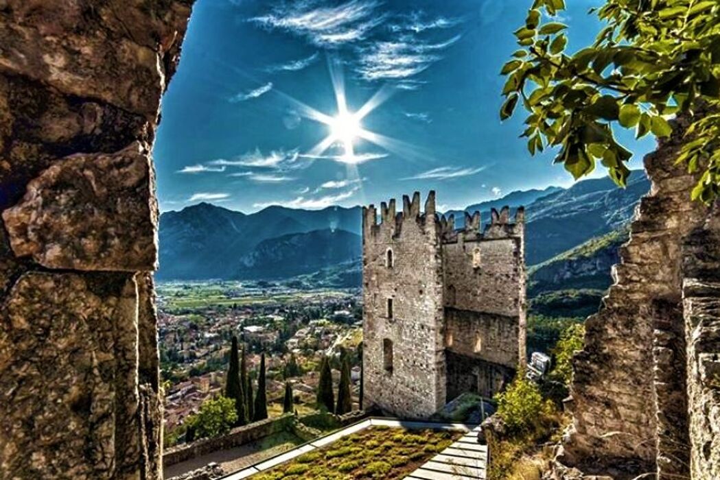 Tra Arco e il Monte Baone: Trekking con Vista sul Lago Tra Arco e il Monte Baone: Trekking con Vista sul Lago desktop picture
