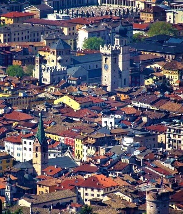 Visita culturale a Trento, uno Scrigno di Tesori Artistici e Paesaggistici Visita culturale a Trento, uno Scrigno di Tesori Artistici e Paesaggistici desktop picture