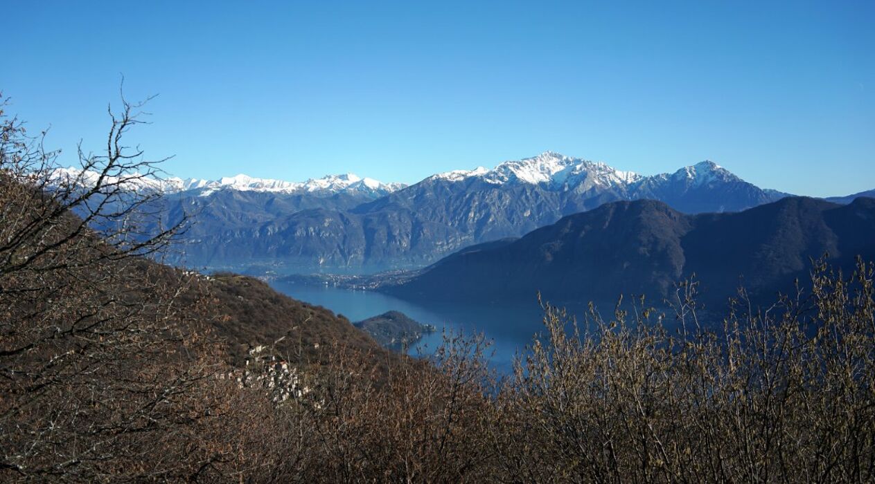 L’anello di Pigra: tra Lago, Montagne e Panorami Mozzafiato L’anello di Pigra: tra Lago, Montagne e Panorami Mozzafiato desktop picture