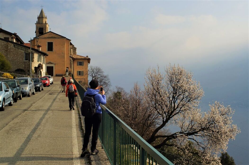 I Sentieri sulla Riviera Gardesana: tra borgate e scorci mozzafiato I Sentieri sulla Riviera Gardesana: tra borgate e scorci mozzafiato desktop picture