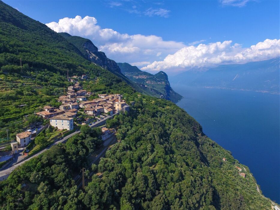 I Sentieri sulla Riviera Gardesana: tra borgate e scorci mozzafiato I Sentieri sulla Riviera Gardesana: tra borgate e scorci mozzafiato desktop picture