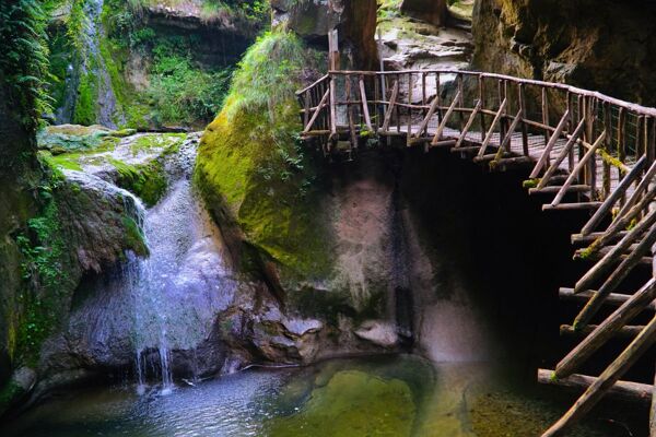 Event card Escursione alle Grotte del Caglieron, tra Cascate e Scenari Mozzafiato - MATTINA cover image