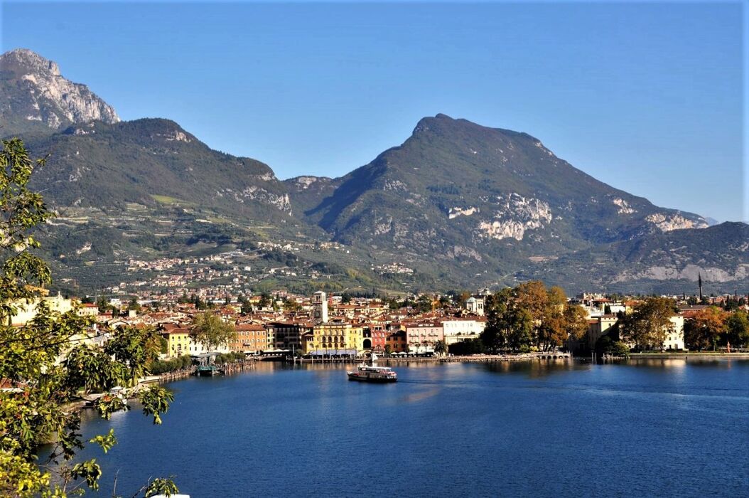 Camminata lungo la spettacolare Strada del Ponale Camminata lungo la spettacolare Strada del Ponale desktop picture