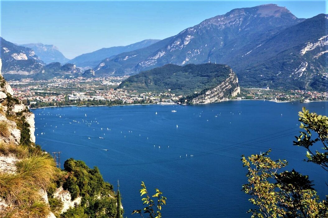 Camminata lungo la spettacolare Strada del Ponale Camminata lungo la spettacolare Strada del Ponale desktop picture