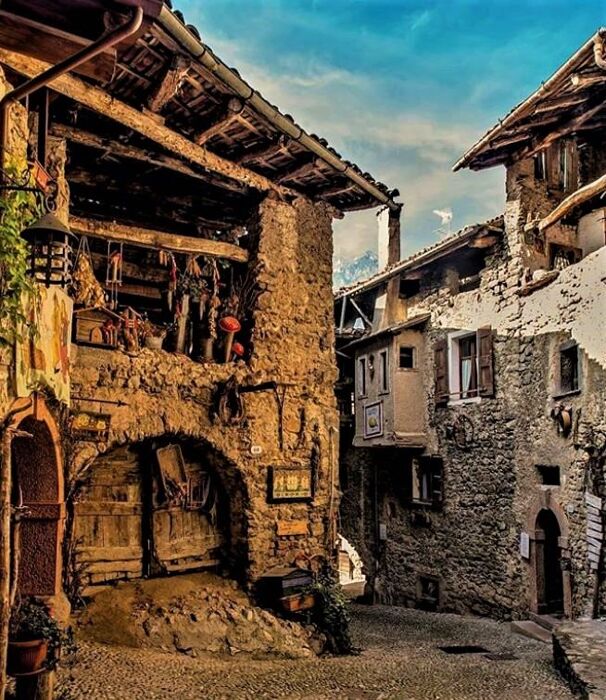 Una Passeggiata tra il Lago di Tenno e il Borgo Medievale di Canale - MATTINO Una Passeggiata tra il Lago di Tenno e il Borgo Medievale di Canale - MATTINO desktop picture