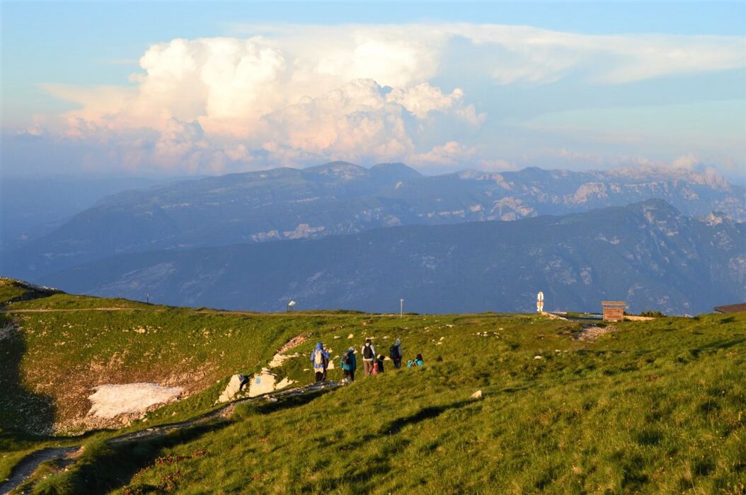 Escursione al tramonto sul Monte Altissimo di Nago Escursione al tramonto sul Monte Altissimo di Nago desktop picture