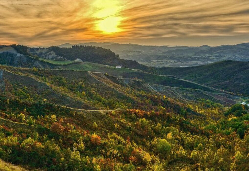 Escursione nei Gessi Bolognesi al tramonto: quando il mare evaporò Escursione nei Gessi Bolognesi al tramonto: quando il mare evaporò desktop picture