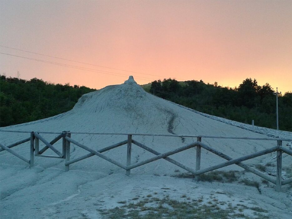 Trekking Serale alle Salse di Nirano: I Vulcani del Modenese Trekking Serale alle Salse di Nirano: I Vulcani del Modenese desktop picture