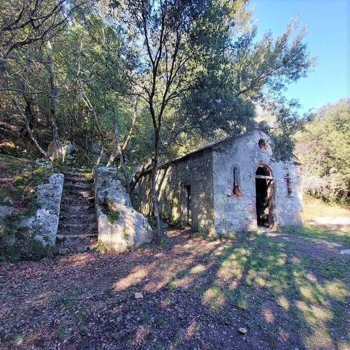 Trekking sui Monti Pisani fino all'Antico Eremo della Spelonca Trekking sui Monti Pisani fino all'Antico Eremo della Spelonca desktop picture