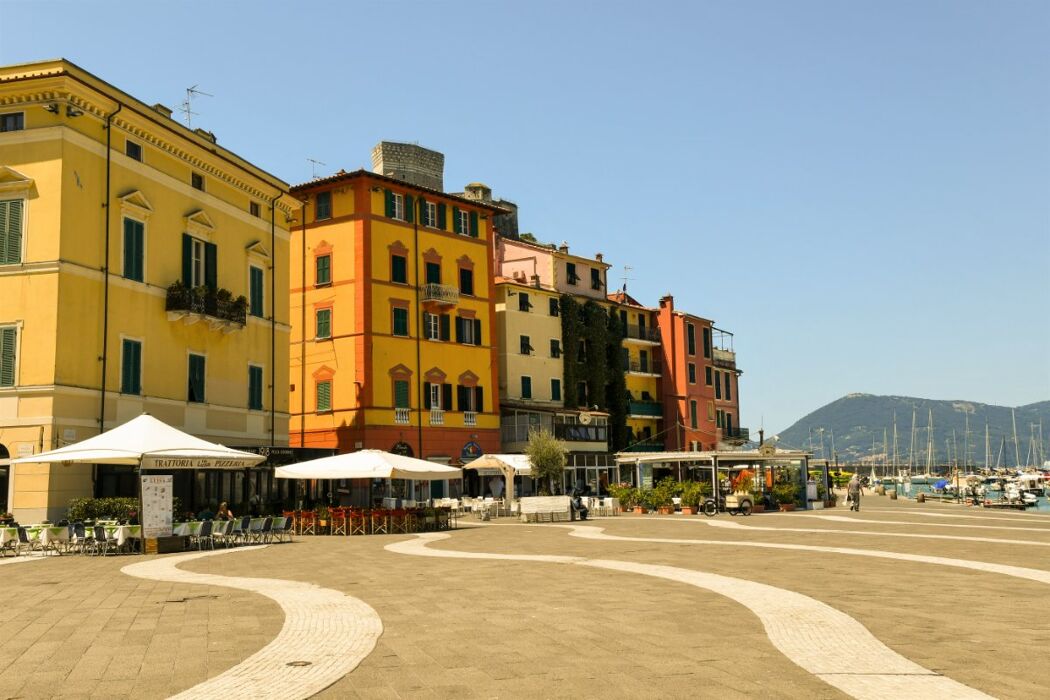 Lerici: Un Incantevole Tour nel Borgo Marinaro dei Poeti Lerici: Un Incantevole Tour nel Borgo Marinaro dei Poeti desktop picture