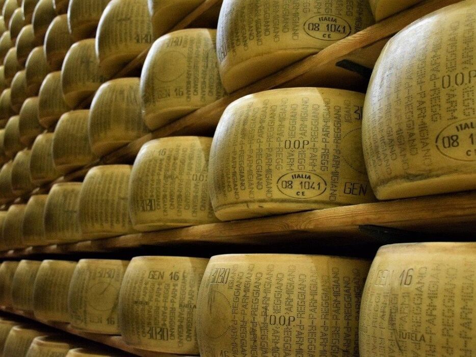 Visita e Degustazione al Caseificio Brianti: Tuffo nelle Tradizioni del Parmigiano Visita e Degustazione al Caseificio Brianti: Tuffo nelle Tradizioni del Parmigiano desktop picture