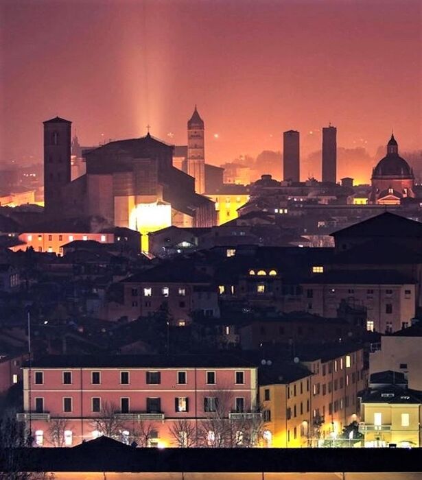Passeggiata Serale con Vista su Bologna Passeggiata Serale con Vista su Bologna desktop picture