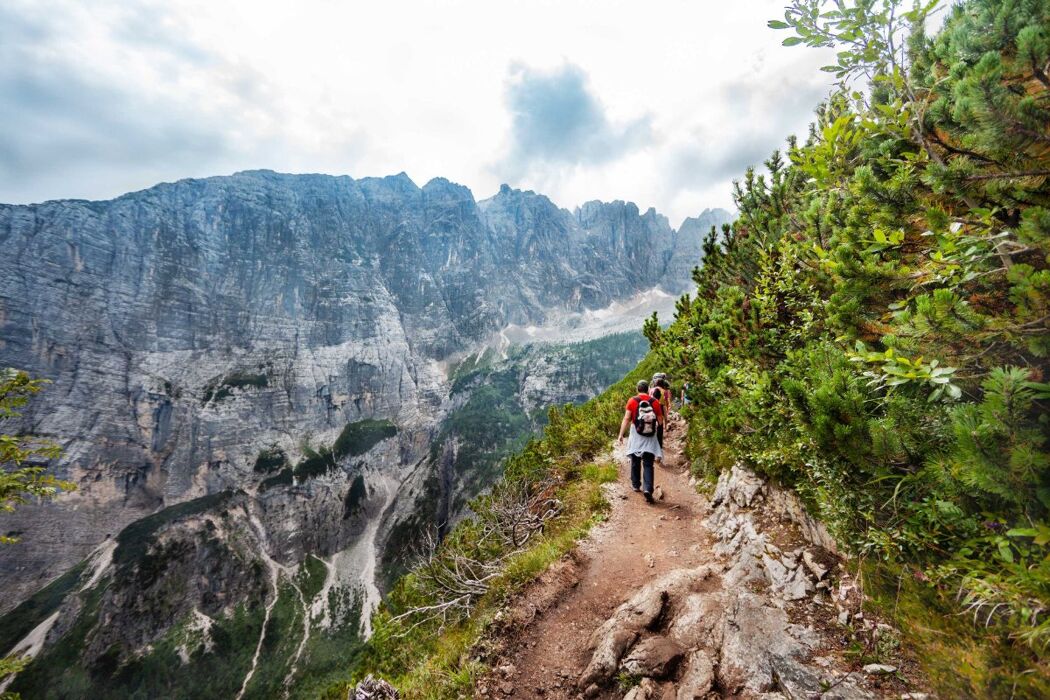Trekking al Lago di Sorapis: specchio d'acqua dipinto nelle Dolomiti Trekking al Lago di Sorapis: specchio d'acqua dipinto nelle Dolomiti desktop picture