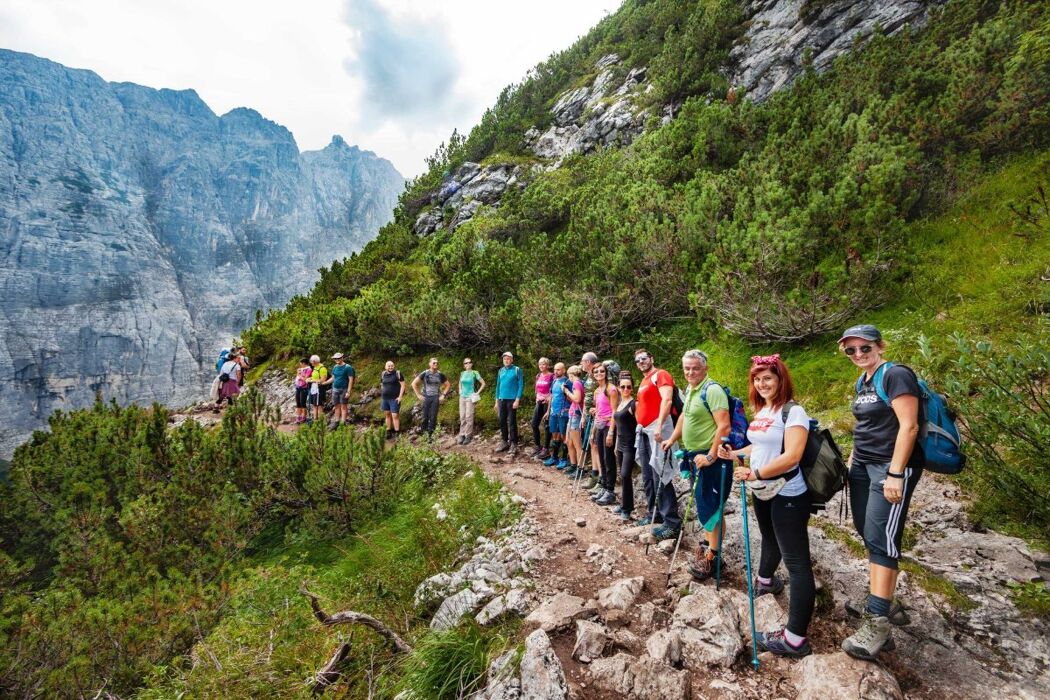 Trekking al Lago di Sorapis: Specchio d'Acqua Dipinto nelle Dolomiti Trekking al Lago di Sorapis: Specchio d'Acqua Dipinto nelle Dolomiti desktop picture