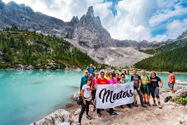 event-Trekking al Lago di Sorapis: Specchio d'Acqua Dipinto nelle Dolomiti