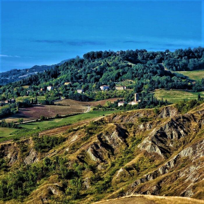 Il Crinale di Montemaggiore: Un Percorso tra Calanchi e Vigneti Il Crinale di Montemaggiore: Un Percorso tra Calanchi e Vigneti desktop picture